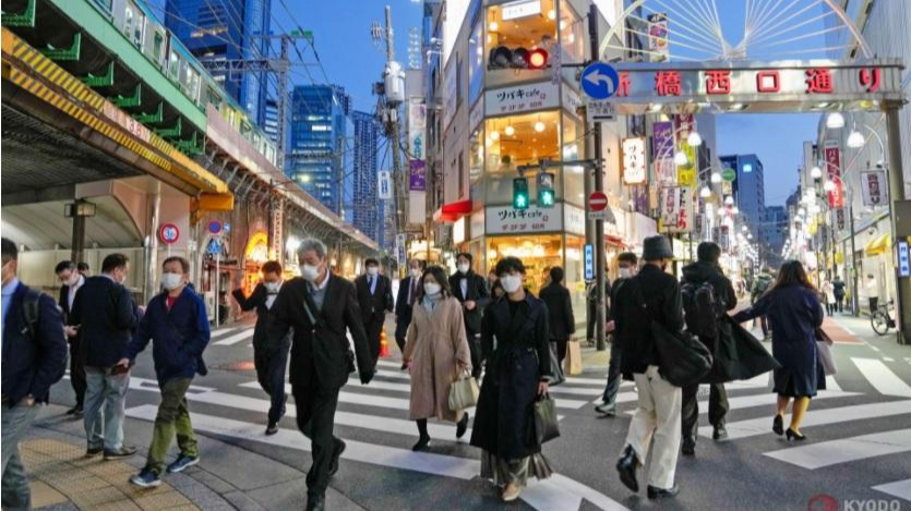 Người dân đi bộ ở khu vực Shimbashi của Tokyo vào ngày 16/3/2022. Ảnh: Kyodo News