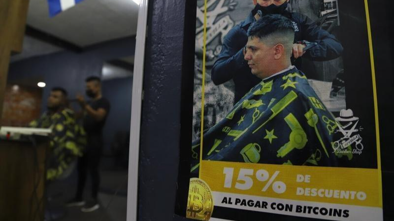 Một áp phích bên trong một cửa hàng cắt tóc cho thấy khách hàng có thể được giảm giá nếu họ thanh toán bằng bitcoin, ở Santa Tecla, El Salvador ngày 4/9/2021. Ảnh: AP