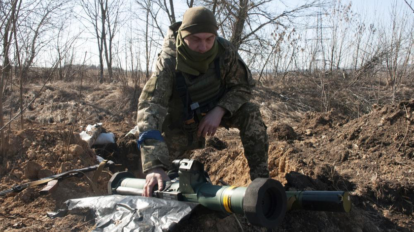 Một quân nhân Ukraine bảo vệ vị trí của mình ở ngoại ô Kharkiv, Ukraine ngày 23/3/2022. Ảnh: AP
