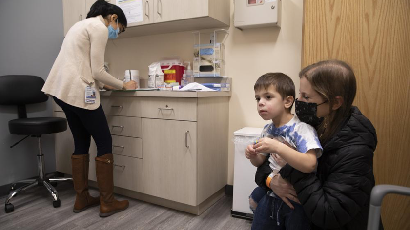 Hudson, 3 tuổi và mẹ trong cuộc hẹn thử nghiệm vaccine Moderna COVID-19 ở Commack, New York (Mỹ) vào ngày 30/11/2021. Ảnh: AP