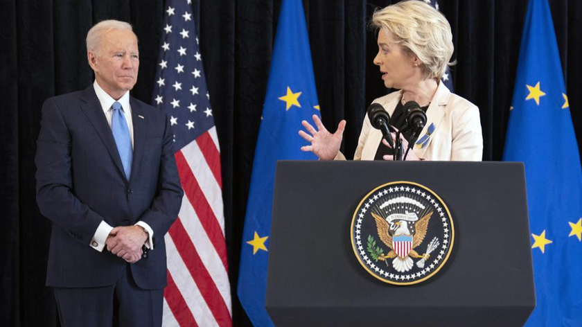 Tổng thống Joe Biden lắng nghe khi Chủ tịch Ủy ban Châu Âu Ursula von der Leyen phát biểu về cuộc xung đột Nga - Ukraine, tại Phái bộ Hoa Kỳ ở Brussels ngày 25/3/2022. Ảnh: AP