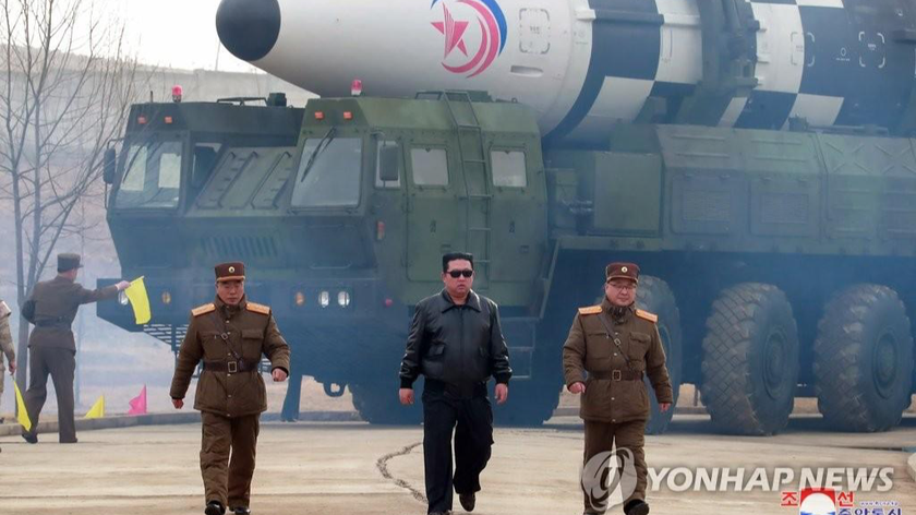 Chủ tịch Triều Tiên Kim Jong-un đến Sân bay Quốc tế Bình Nhưỡng vào ngày 24/3/2022, để thị sát vụ phóng ICBM Hwasong-17. Ảnh: KCNA công bố (phát qua Yonhap)