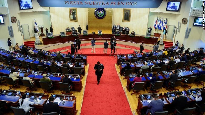 Quốc hội El Salvador hôm 27/3 tại Phiên họp bất thường đã thông qua việc Chính phủ ban hành tình trạng khẩn cấp. Ảnh: CNN