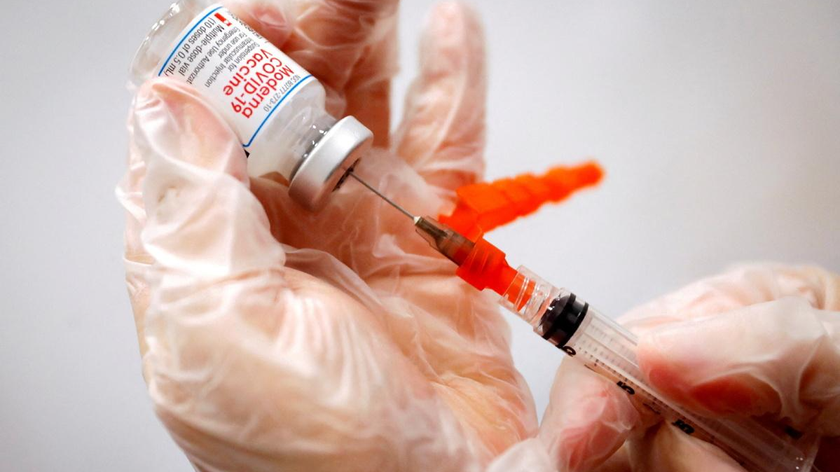 Một nhân viên y tế chuẩn bị một ống tiêm với vaccine Moderna COVID-19 tại một điểm tiêm chủng di động ở Manhattan (New York, Hoa Kỳ) ngày 29/1/2021. Ảnh: Tân Hoa xã
