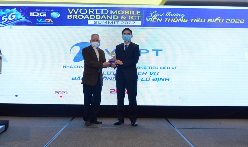 Ông Lê Đắc Kiên - Phó Tổng Giám đốc VNPT nhận giải thưởng “Nhà cung cấp dịch vụ viễn thông tiêu biểu về Chất lượng Dịch vụ Băng thông rộng cố định” đến từ World Mobile Broadband & ICT2022.