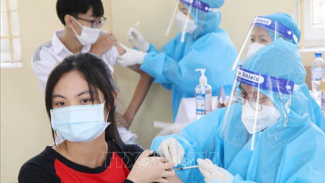 Lực lượng y tế tiêm vaccine phòng COVID-1 cho học sinh Trường THPT Việt Trì, tỉnh Phú Thọ. Ảnh tư liệu: Trung Kiên/TTXVN
