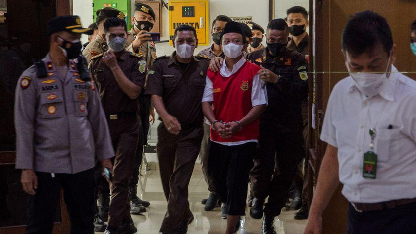 Herry Wirawan được dẫn giải đến phiên tòa sơ thẩm tại tòa án huyện ở Bandung, tỉnh Tây Java, Indonesia vào ngày 15/2/2022. Ảnh: Reuters