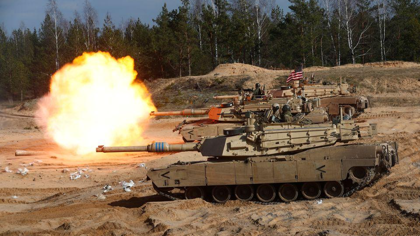Xe tăng M1A1 Abrams của Quân đội Hoa Kỳ khai hỏa trong cuộc tập trận quân sự tăng cường lực lượng chiến đấu Forward Presence của NATO năm 2021 ở Adazi, Latvia, ngày 26/3/2021. Ảnh: Reuters