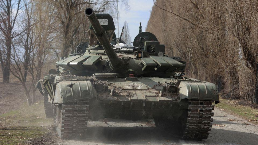 Một quân nhân Ukraine lái chiếc xe tăng T-72 của Nga bị bắt tại ngôi làng Lukianivka thuộc vùng Kiev ngày 27/3/2022. Ảnh: Reuters