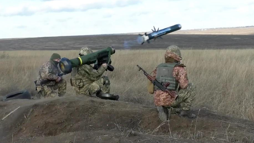 Một binh sĩ Ukraine phóng tên lửa Javelin của Mỹ trong cuộc tập trận quân sự ở vùng Donetsk của Ukraine vào ngày 12/1/2022. Ảnh: Đơn vị báo chí của Bộ Quốc phòng Ukraine phát qua AP