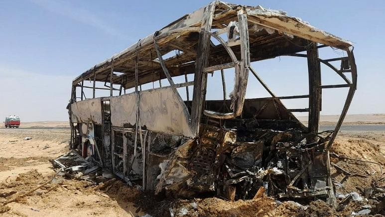 Phần còn lại cháy của chiếc xe buýt gặp nạn ở phía nam Aswan (Ai Capạ). Ảnh: AFP