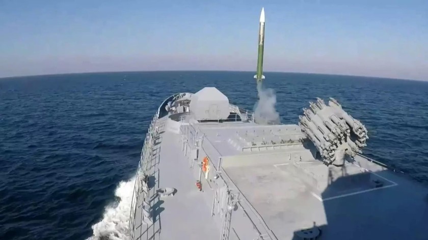 Hình ảnh tên lửa được phóng đi từ một khinh hạm thuộc Hạm đội Biển Đen (Ảnh cắt từ video của Bộ Quốc phòng Nga phát qua Sputnik)