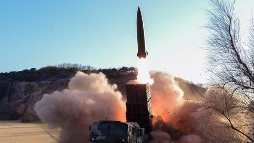 Một loại vũ khí dẫn đường chiến thuật mới được phóng từ bệ phóng máy bay vận tải dưới sự giám sát của Chủ tịch Triều Tiên Kim Jong-un. (Ảnh do KCNA công bố vào ngày 17/4/2022 phát qua Yonhap)