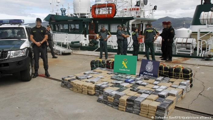 Các thành viên của Lực lượng Bảo vệ Dân sự Quốc gia Tây Ban Nha bảo vệ số cocaine thu giữ được ở cảng Vigo, Tây Ban Nha. Ảnh: EFE/dpa
