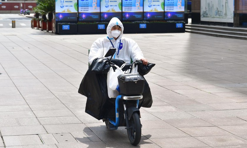 Một nhân viên giao hàng ở Thượng Hải. Ảnh: VCG (chụp ngày 10/4/2022)