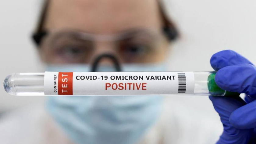 Ống nghiệm có nhãn "COVID-19 biến thể Omicron dương tính". Ảnh: Reuters (chụp ngày 15/1/2022)