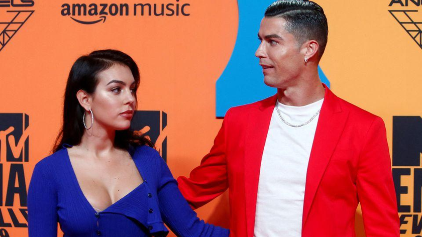 Cristiano Ronaldo và Georgina Rodriguez trên thảm đỏ Lễ trao giải Âm nhạc MTV Châu Âu 2019 tại Trung tâm Triển lãm và Hội nghị FIBES ở Seville, Tây Ban Nha, ngày 3/11/2019. Ảnh: Reuters