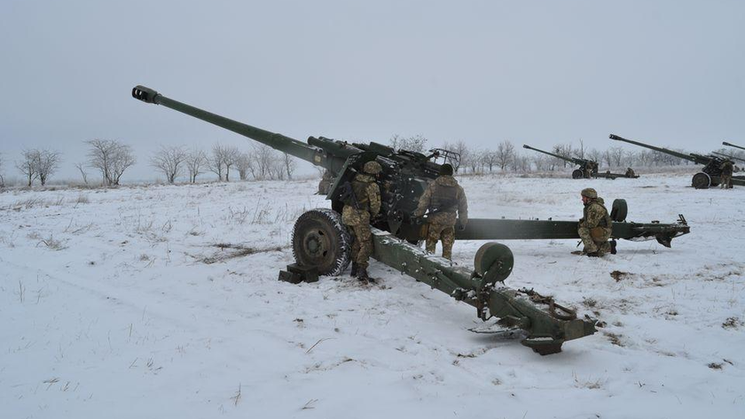 Các thành viên trong quân đội Ukraine vận hành pháo 2A65 Msta-B trong các cuộc tập trận pháo binh và phòng không gần biên giới với Crimea ở khu vực Kherson, Ukraine. Ảnh phát hành ngày 28/1/2022. qua REUTERS.