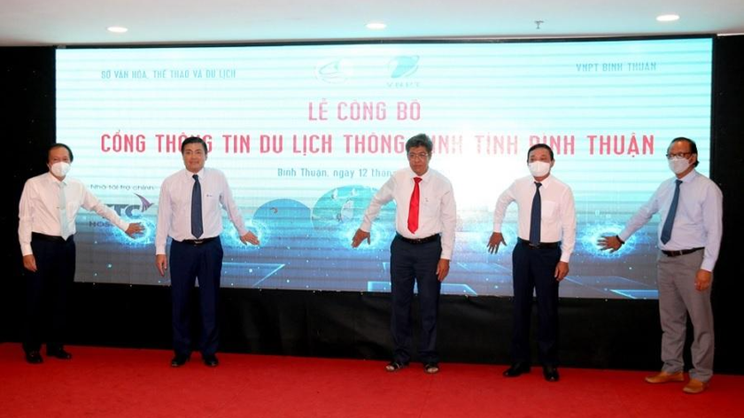 Lãnh đạo VNPT và Bình Thuận nhấn nút khởi động Cổng thông tin du lịch thông minh Bình Thuận. 