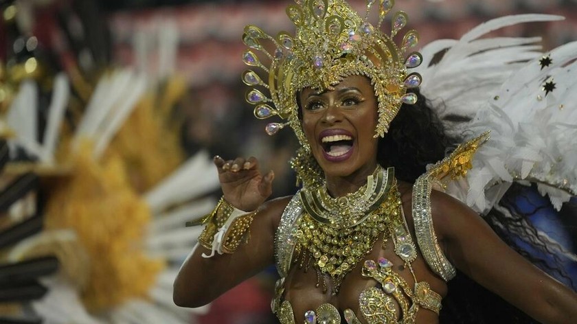 Một nghệ sĩ biểu diễn của trường samba Beija Flor diễu hành trong lễ hội hóa trang Carnival tại Sambadrome ở Rio de Janeiro, Brazil vào ngày 23/4/2022. Ảnh: AP