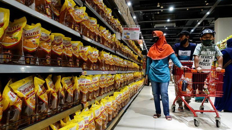 Sản phẩm dầu ăn làm từ cây cọ dầu bán tại một siêu thị ở Jakarta, Indonesia, ngày 27/3/2022. Ảnh: Reuters