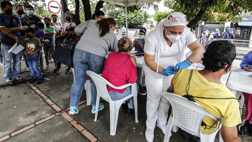 Tiêm vaccine COVID-19 tại Cầu Quốc tế Francisco de Paula Santander ở Cucuta, Colombia vào ngày 11/3/2022. Ảnh: AFP