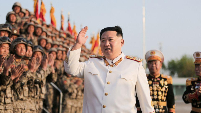 Chủ tịch Triều Tiên Kim Jong Un gặp gỡ các binh sĩ tham gia lễ duyệt binh kỷ niệm 90 năm Ngày thành lập Quân đội Cách mạng Nhân dân Triều Tiên (ảnh được KCNA công bố ngày 29/4/2022).