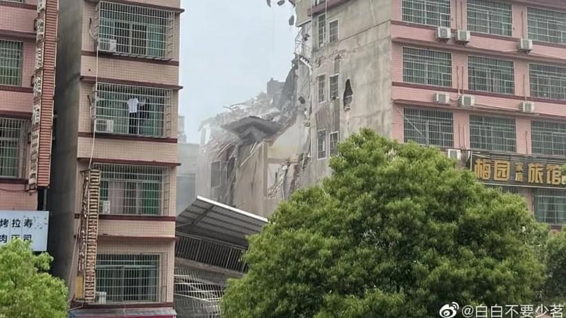 Tòa nhà 6 tầng bị sập tại ở thành phố Changsha, tỉnh Hồ Nam, miền Trung Trung Quốc ngày 29/4/2022. Ảnh: Weibo
