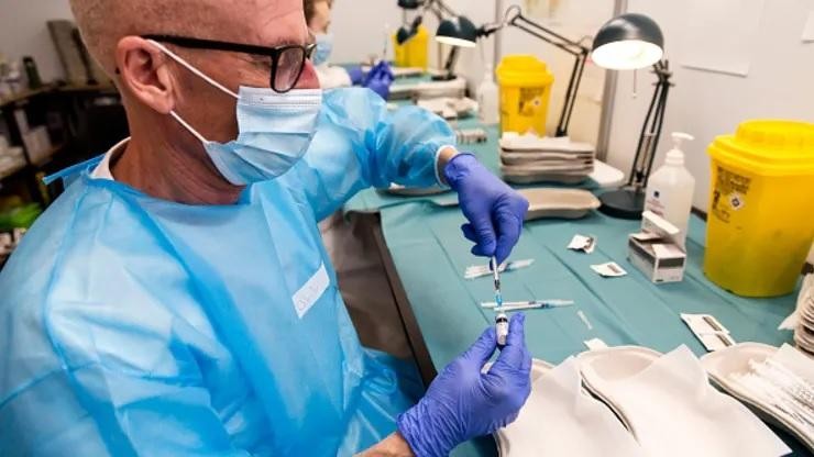 Các nhân viên y tế đang chuẩn bị các ống tiêm có vaccine COVID-19 vào năm 2021 tại Copenhagen, Đan Mạch. Ảnh: Getty Images