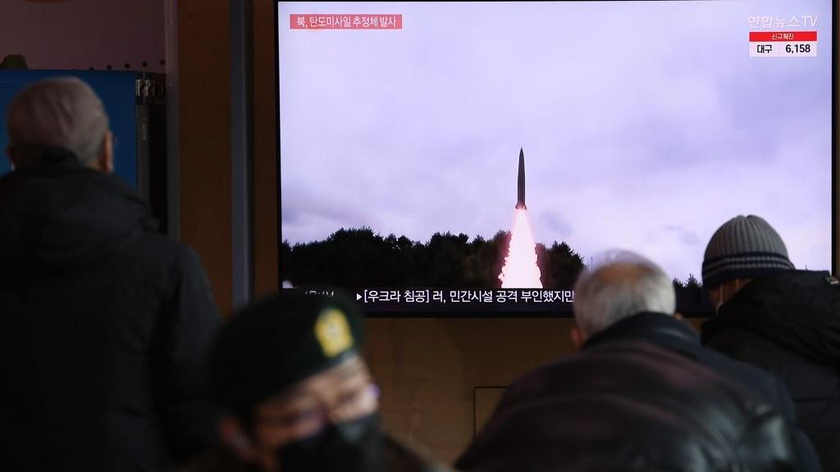 Bản tin ngày 27/2/2022 về vụ phóng tên lửa đạn đạo của Triều Tiên được chiếu trên truyền hình tại ga Seoul. Ảnh: Yonhap