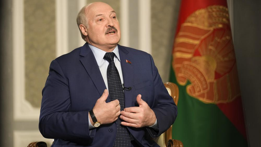 Tổng thống Belarus Alexander Lukashenko trong cuộc phỏng vấn với AP kéo dài gần 90 phút tại Dinh Độc Lập ở Minsk. Ảnh: AP