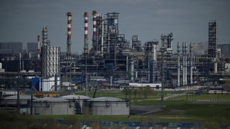 EU nhắm vào dầu mỏ của Nga trong lệnh trừng phạt mới. Ảnh: BKP