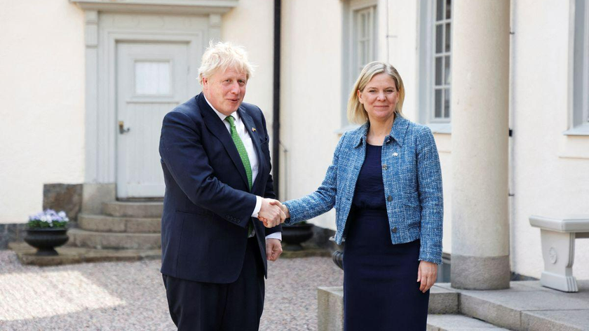 Thủ tướng Anh Boris Johnson và Thủ tướng Thụy Điển Magdalena Andersson gặp nhau tại dinh thự mùa hè của Thủ tướng Thụy Điển ở Harpsund, Thụy Điển ngày 11/5/2022. Ảnh: Reuters