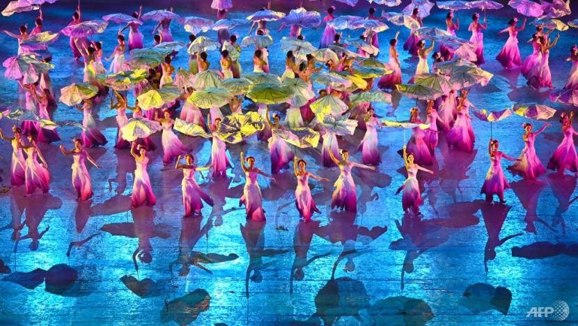 Các nghệ sĩ biểu diễn trong lễ khai mạc SEA Games 31 tại Sân vận động Quốc gia Mỹ Đình, Hà Nội vào ngày 12/5/2022. Ảnh: AFP