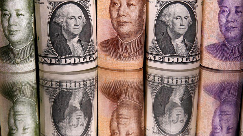 Hình ảnh Tiền giấy Nhân dân tệ của Trung Quốc và đô la Mỹ được chụp vào ngày 10/2/2020. Ảnh: Reuters