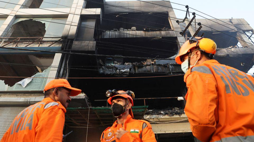 Lực lượng Ứng phó Thảm họa Quốc gia (NDRF) và nhân viên đội cứu hỏa tiến hành một chiến dịch tìm kiếm và cứu nạn sau khi đám cháy bùng phát tại một tòa nhà thương mại ở New Delhi, Ấn Độ, ngày 14/5/2022. Ảnh: Reuters