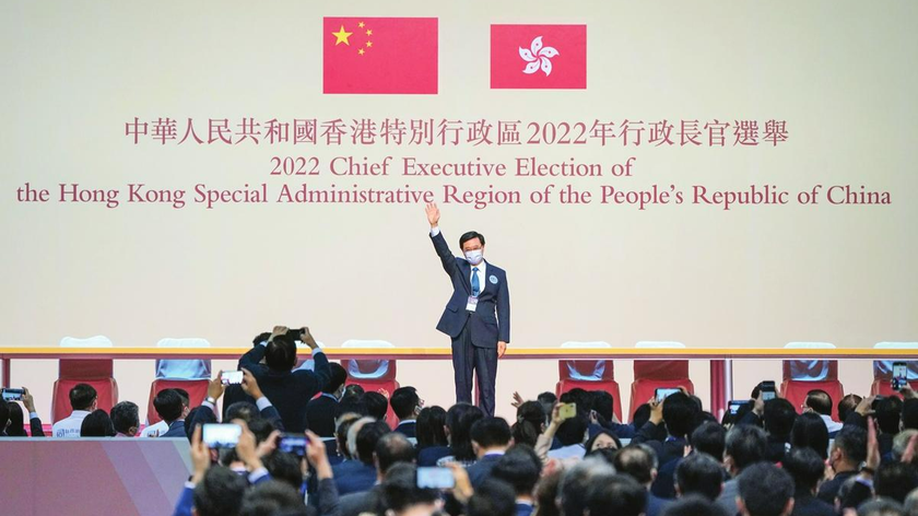 Ông Lý Gia Siêu vẫy chào mọi người sau khi giành chiến thắng trong cuộc bầu cử Trưởng Đặc khu hành chính Hồng Kông nhiệm kỳ thứ sáu vào ngày 8/5/2022. Ảnh: cnsphoto