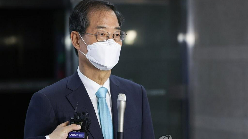 Ứng cử viên Thủ tướng Han Duck-soo nói chuyện với các phóng viên tại văn phòng tạm thời của ông gần khu phức hợp chính phủ ở Seoul sau khi được Quốc hội xác nhận tư cách vào ngày 20/5/2022. Ảnh: Yonhap