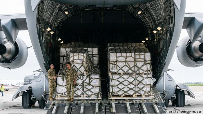 Máy bay quân sự đã được triển khai để vận chuyển lô sữa công thức từ Đức sang Hoa Kỳ ngày 22/5. Ảnh: Getty Images