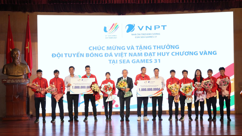 Đại diện lãnh đạo Tập đoàn VNPT tặng hoa và phần thưởng cho đại diện 2 đội tuyển bóng đá giành giải Vàng tại SEA Games 31. 