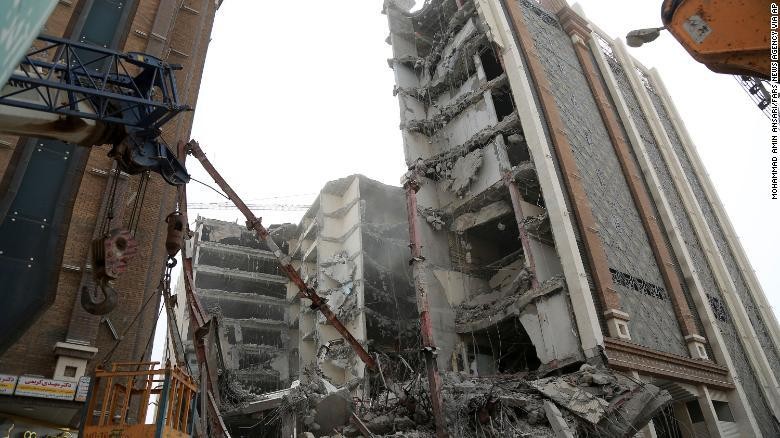 Tòa nhà thương mại 10 tầng đang được xây dựng bị sập khiến hàng chục người thiệt mạng ở thành phố Abadan, phía tây nam Iran hôm 23/5/2022. Ảnh: CNN