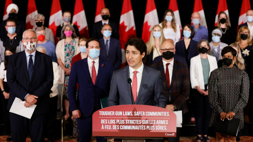 Thủ tướng Justin Trudeau cùng các quan chức chính phủ Canada và những người ủng hộ việc kiểm soát súng, phát biểu tại một cuộc họp báo về luật kiểm soát vũ khí được đưa ra hôm 30/5 tại Hạ viện ở Ottawa, Ontario, Canada. Ảnh: Reuters