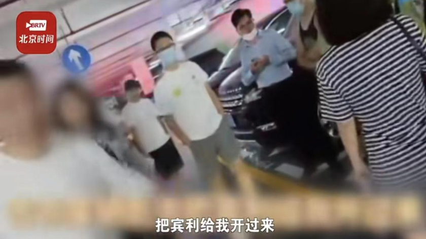 Đoạn video quay lại cảnh một người phụ nữ đe dọa chặn chỗ đậu xe với 50 chiếc Bentley đã thu hút sự chú ý trên Weibo. Nguồn: Sina Weibo