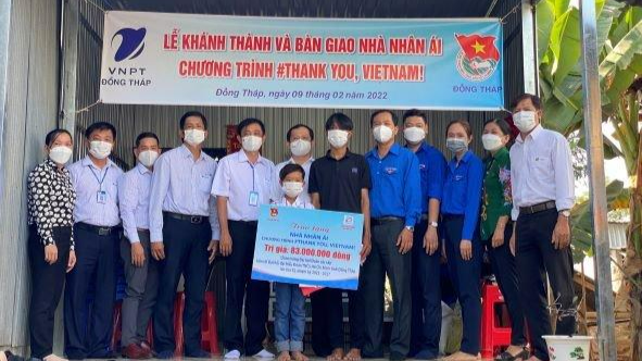 Em Nguyễn Huỳnh Nhựt Phú nhận ngôi nhà nhân ái từ chương trình “Thank you, Viet nam”.