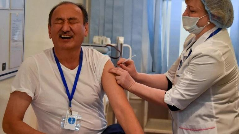 Ông Alymkadyr Beishenaliyev tiêm vaccine COVID-19. Ảnh: AFP