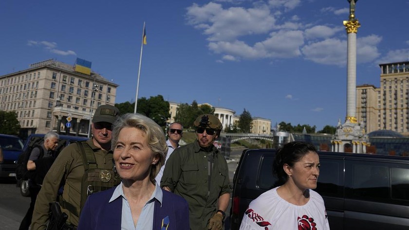 Chủ tịch Ủy ban châu Âu Ursula von der Leyen, trái, thăm Quảng trường Maidan ở Kyiv, Ukraine hôm 11/6/2022. Ảnh: AP
