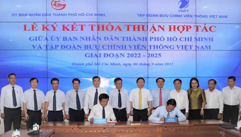 Chủ tịch UBND TP Hồ Chí Minh Phan Văn Mãi và Tổng Giám đốc VNPT Huỳnh Quang Liêm ký kết thỏa thuận hợp tác.