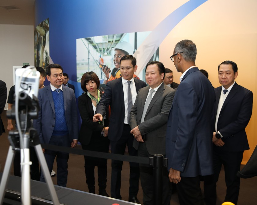  Ông Nguyễn Hoàng Anh – Chủ tịch Uỷ ban Quản lý vốn Nhà nước tham quan gian trưng bày của Tổng công ty Viễn thông MobiFone tại Hội nghị Di động thế giới MWC2023 diễn ra ở Barcelona (Tây Ban Nha).