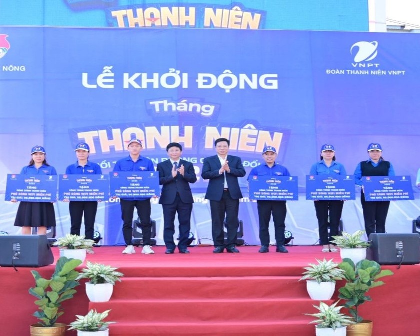 Ban Tổ chức trao tặng 6 điểm phủ sóng Wifi tại khu vực công cộng trên địa bàn các huyện Cư Jút, Đắk Mil, Đắk Song, Đắk R’lấp và TP Gia Nghĩa.