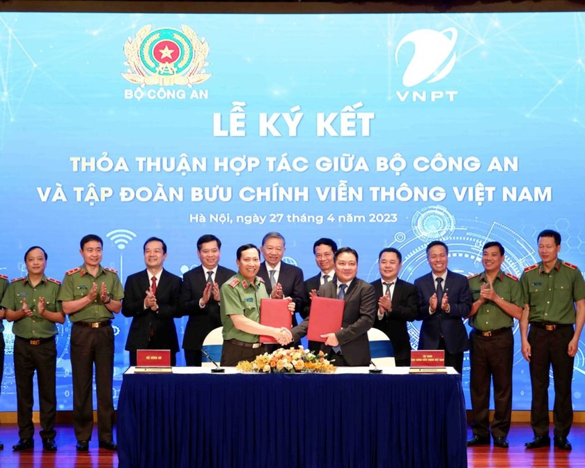 Đại diện Lãnh đạo Bộ Công an và đại diện Tập đoàn VNPT thực hiện ký kết thỏa hợp hợp tác giữa hai Bên.